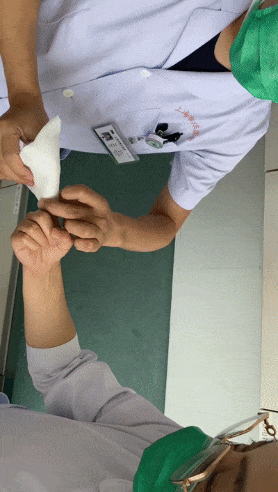 这个演示的是手指末节伤口的包扎