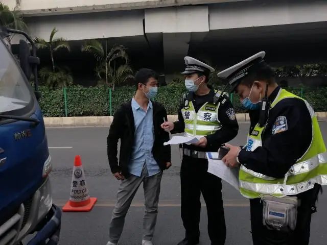 1月17日,,廣州交警在天源路執(zhí)勤檢查“兩客一危一貨一校一面”,、“營轉(zhuǎn)非”大客車、摩托車等8類重點車輛突出交通違法行為,。信息時報記者 陳綿欽 攝