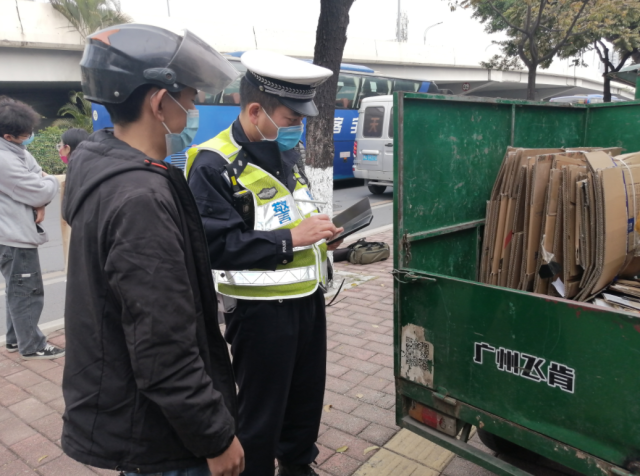 1月17日,廣州交警在天源路執(zhí)勤檢查“兩客一危一貨一校一面”,、“營轉(zhuǎn)非”大客車,、摩托車等8類重點車輛突出交通違法行為。信息時報記者 陳綿欽 攝
