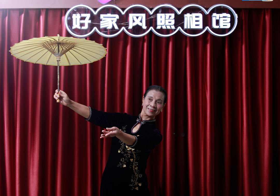 广州“好家风照相馆”，免费为市民拍照